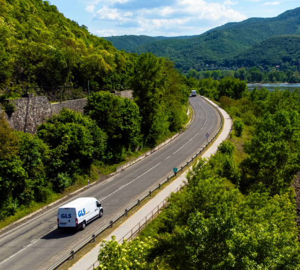 GLS Zustellfahrzeuge auf der Straße