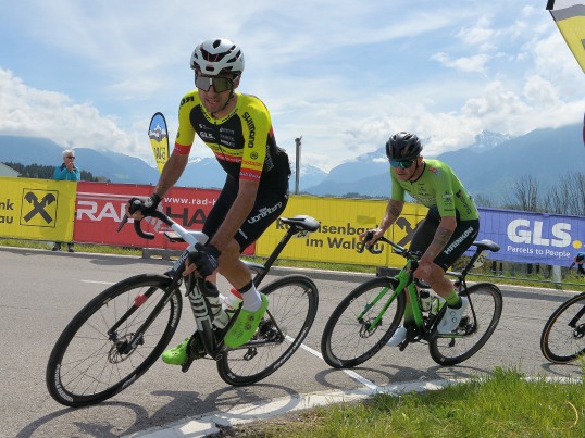 Team Vorarlberg Fahrer auf ihren Rädern