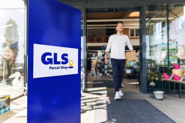 Bestemmeling haalt zijn pakje af in een GLS Parcel Shop