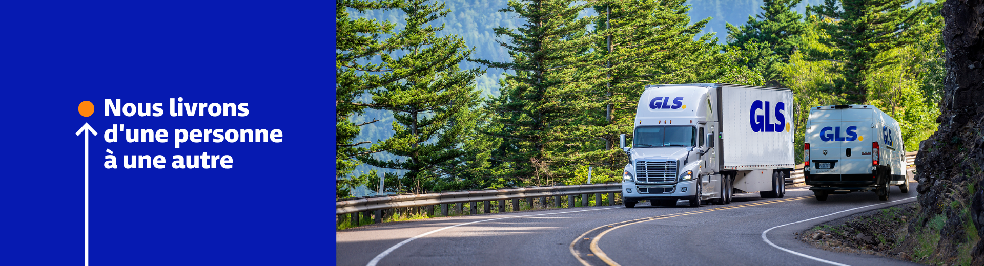 Un camion GLS croise une camionnette GLS sur une route bordée d'arbres verts sous un ciel clair, avec le slogan de l'entreprise 