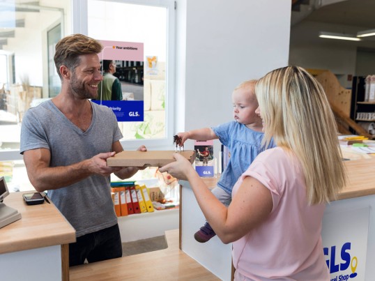 Zákazník předá zásilku zaměstnanci ParcelShopu