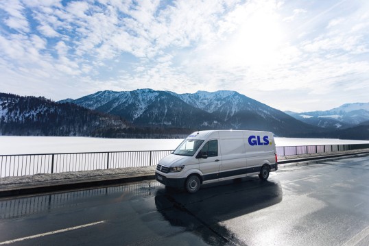 GLS-Zustellfahrzeug fährt an einem See entlang