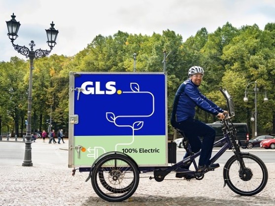 GLS Zustellfahrer stellt mit eBike ein Paket zu