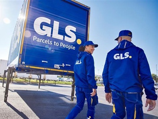 Chauffeur GLS France décharge colis camion
