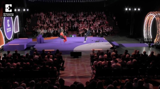 Plan large qui montre l'immensité du plateau de la keynote