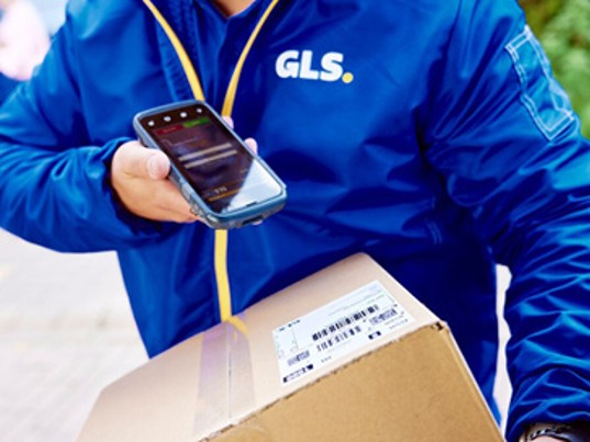 Chauffeur GLS France décharge colis camion