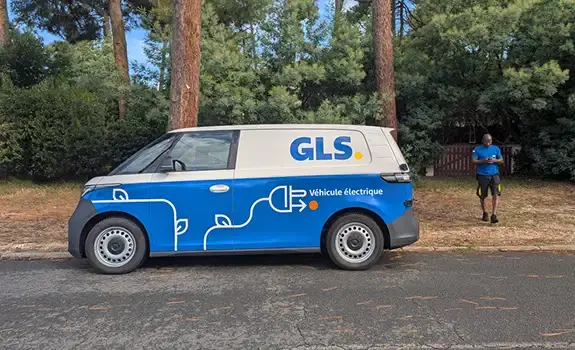 Un livreur GLS utilise un van électrique aux couleurs GLS Un livreur GLS utilise un van électrique aux couleurs GLS