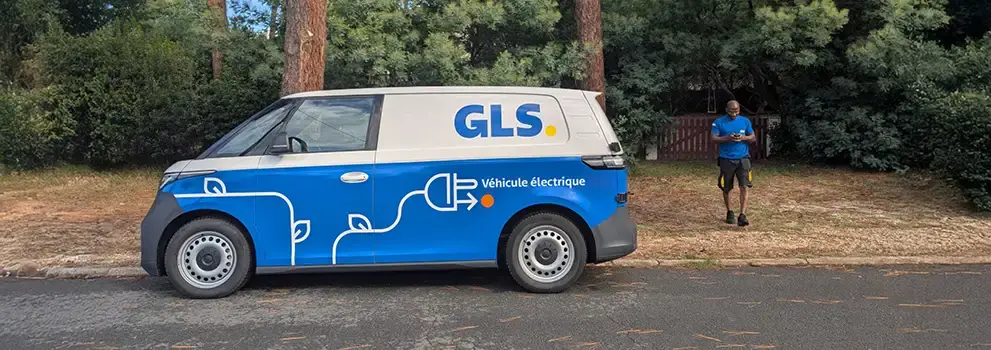 Un livreur GLS utilise un van électrique aux couleurs GLS Un livreur GLS utilise un van électrique aux couleurs GLS