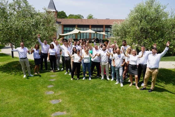 Groupe de collaborateurs réunis en extérieur lors d’un séminaire ou programme de développement professionnel, illustrant les parcours professionnalisants et le développement des talents chez GLS France.