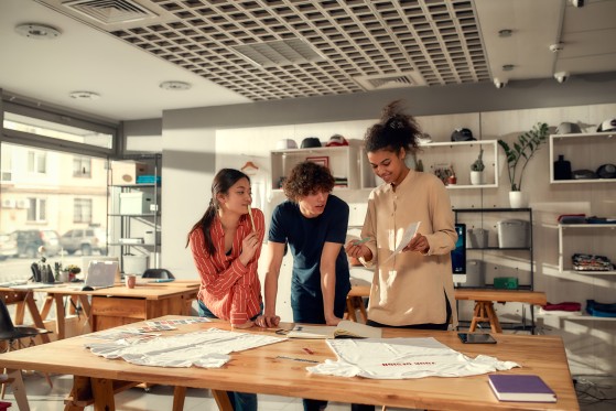 GLS-Team an einem Distributionszentrum für Fracht und Pakete 