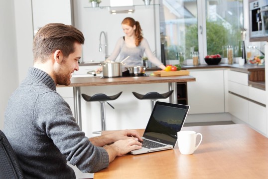 L'homme dans une cuisine à la recherche sur le site de GLS