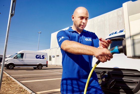 GLS-medewerker laadt een elektrische GLS-bus op