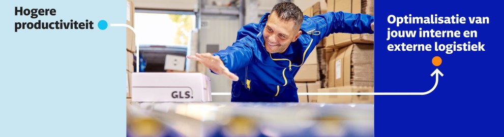 Vrolijke depotmedewerker pakt een pakje